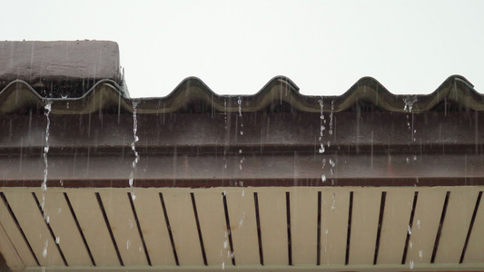 在雨季暴风雨之后从屋顶上流下特热雨水10月17日视频