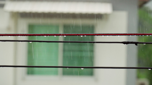 在雨季暴风雨之后在一条通讯线上接通了雨水中滴水的紧凑视频