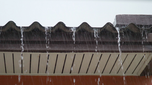 在雨季暴风雨之后从屋顶上流下特热雨水10月17日视频