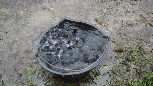 雨水滴从屋顶排水沟到桶里视频