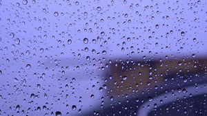 在车的声响玻璃上闭着雨滴摇晃相机13秒视频