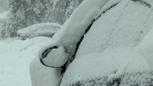 冬季雪覆盖汽车视频