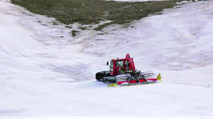 雪山上的雪上滑雪机17秒视频