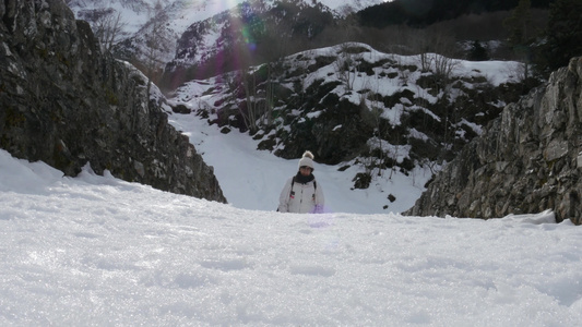 女人在雪中行走视频