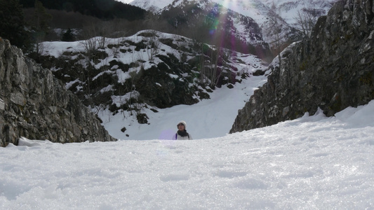 女人在雪中行走视频