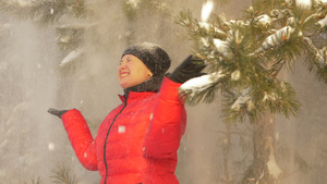 年轻女子在雪中坠落冬季肖像16秒视频