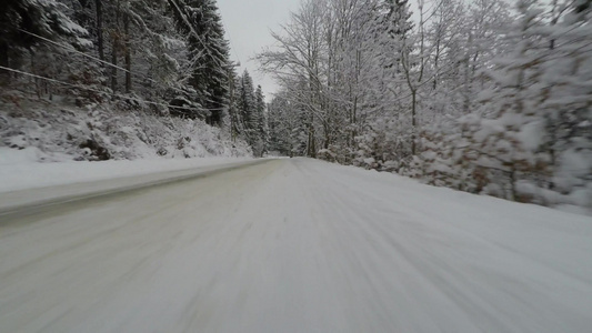 前挡板摄像机车开在雪路上视频