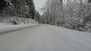 前挡板摄像机车开在雪路上29秒视频