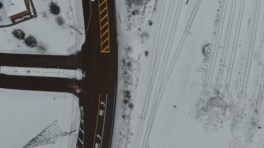 冬季大雪下山时在城市街道的雪路上被雪车覆盖视频