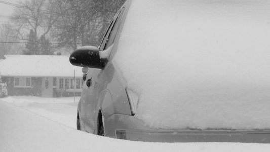 被雪覆盖的汽车视频