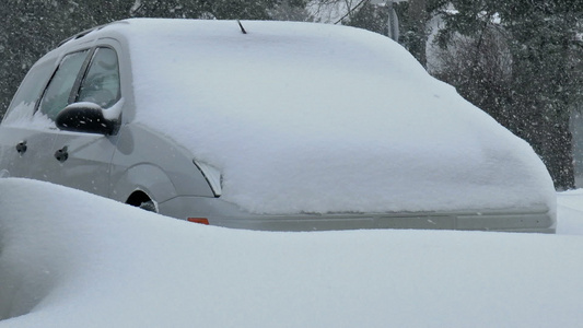 被雪覆盖的汽车视频