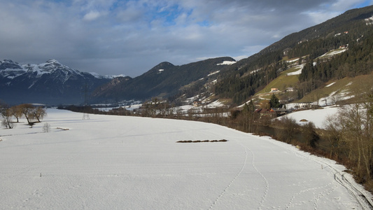 Austria的暴风雪中雪覆盖了一片田地视频