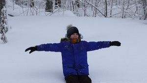 男孩坠落到户外的雪地上11秒视频