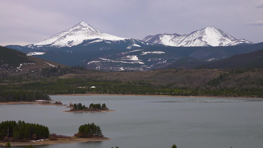 在犹他州山湖背景中雪地的山峰自然区a视频