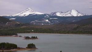 在犹他州山湖背景中雪地的山峰自然区a52秒视频