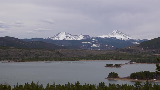 在犹他州山湖背景中雪地的山峰自然区a视频