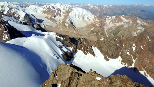 巨大的雪山从无人驾驶飞机上看到的视频