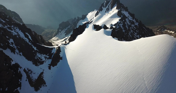 巨大的雪山从无人驾驶飞机上看到的视频
