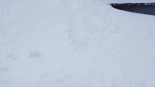 试图从冬天的大堆雪中挖一条线索视频