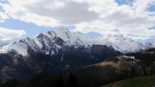 春天法国比利牛斯山脉的风景春雪下雪视频