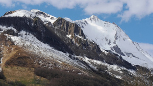 春天法国比利牛斯山脉的风景春雪下雪17秒视频