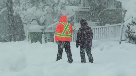 两个人在大雪下行走视频