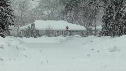 冬天的天气猛烈的降雪视频