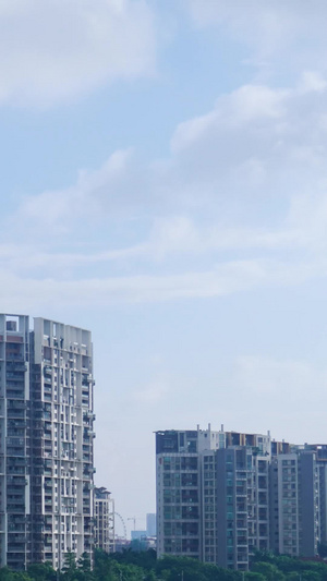 蓝天城市建筑群风景图13秒视频
