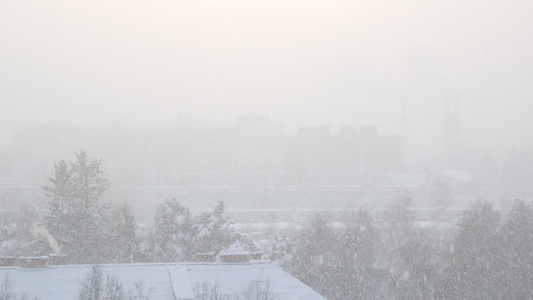 大雪覆盖了欧洲不断下雪视频