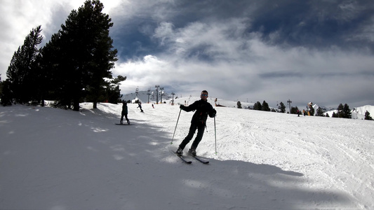 刚起步的雄雪橇深滑雪坡雪从前面缓慢运动视频