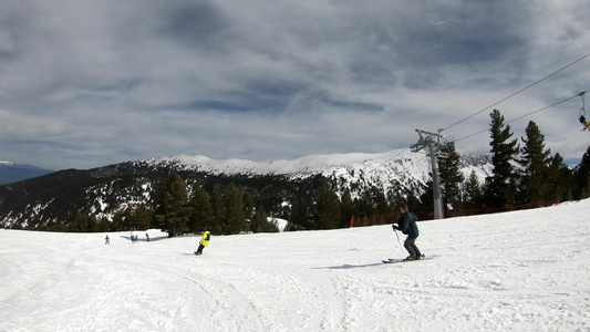 滑雪者乘滑雪坡慢动作视频