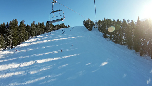 滑雪车第一视角用滑雪电梯运上山坡视频