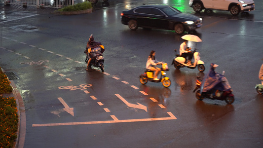 下雨敬业坚守岗位的交警视频