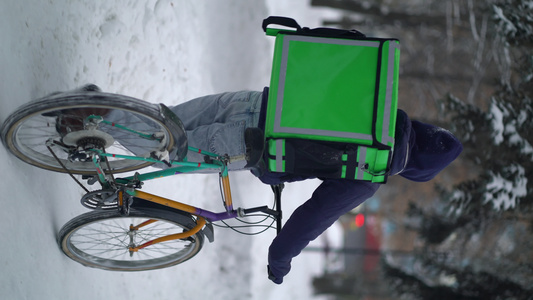 垂直视频信使在冬天送食物和背包视频