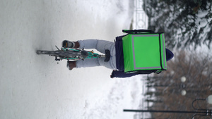竖版视频信使在冬天送食物和背包11秒视频