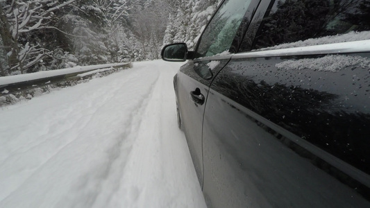 在雪路上行驶山上冬天视频