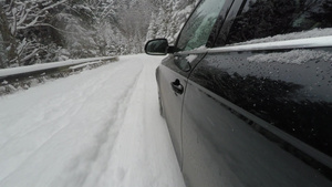在雪路上行驶山上冬天23秒视频