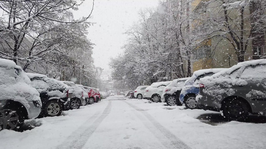 有轮胎痕迹的停车场在艳丽的日子里停满了汽车新鲜的雪花视频