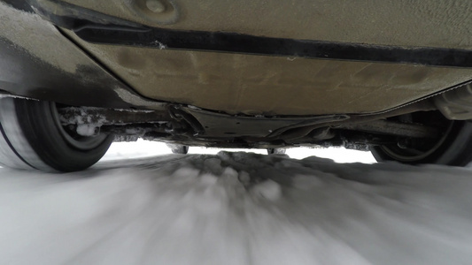 在冬季路上驾驶汽车在汽车摄像机下悬挂悬吊视频