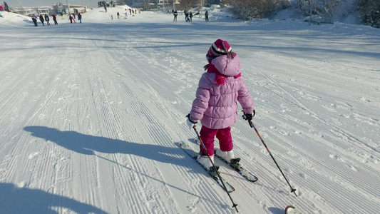 在冬季设备下山滑雪的小女孩视频