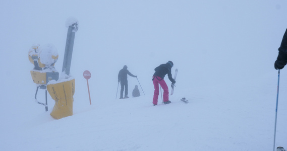 一个业余滑雪运动员乘滑雪车下坡行走视频