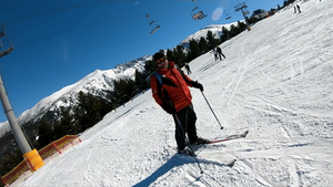 欢乐的成人滑雪者20秒视频