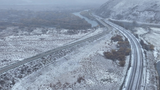 湿地初雪雪花纷飞雪花飘落视频