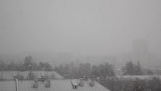 从窗户到房屋屋顶看雪崩时的景象视频