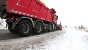 打扫积雪道路7秒视频