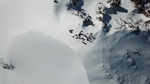 登山者爬上峰顶19秒视频