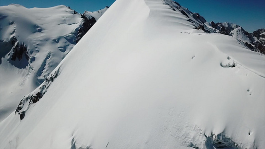 一组登山者爬上峰顶视频