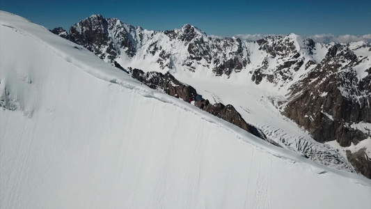 一组登山者爬上峰顶视频