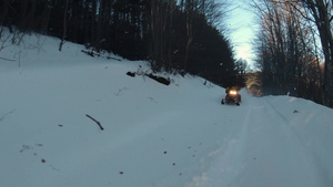 冬季沿雪冰路骑雪车在寒冬7秒视频