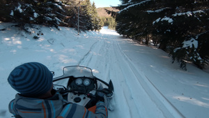 冬季森林骑雪地摩托15秒视频